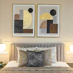 Luxury & Classy Central Apartment With 3Bedrm, 2Bathrm