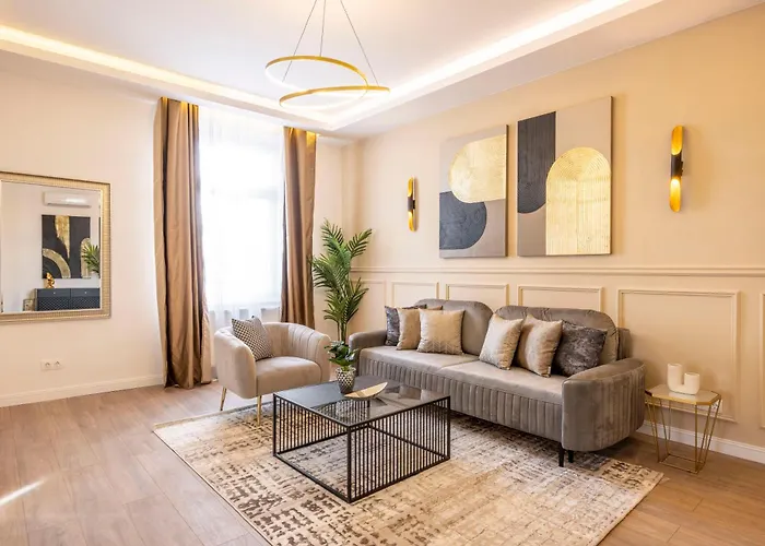 Luxury & Classy Central Apartment With 3Bedrm, 2Bathrm