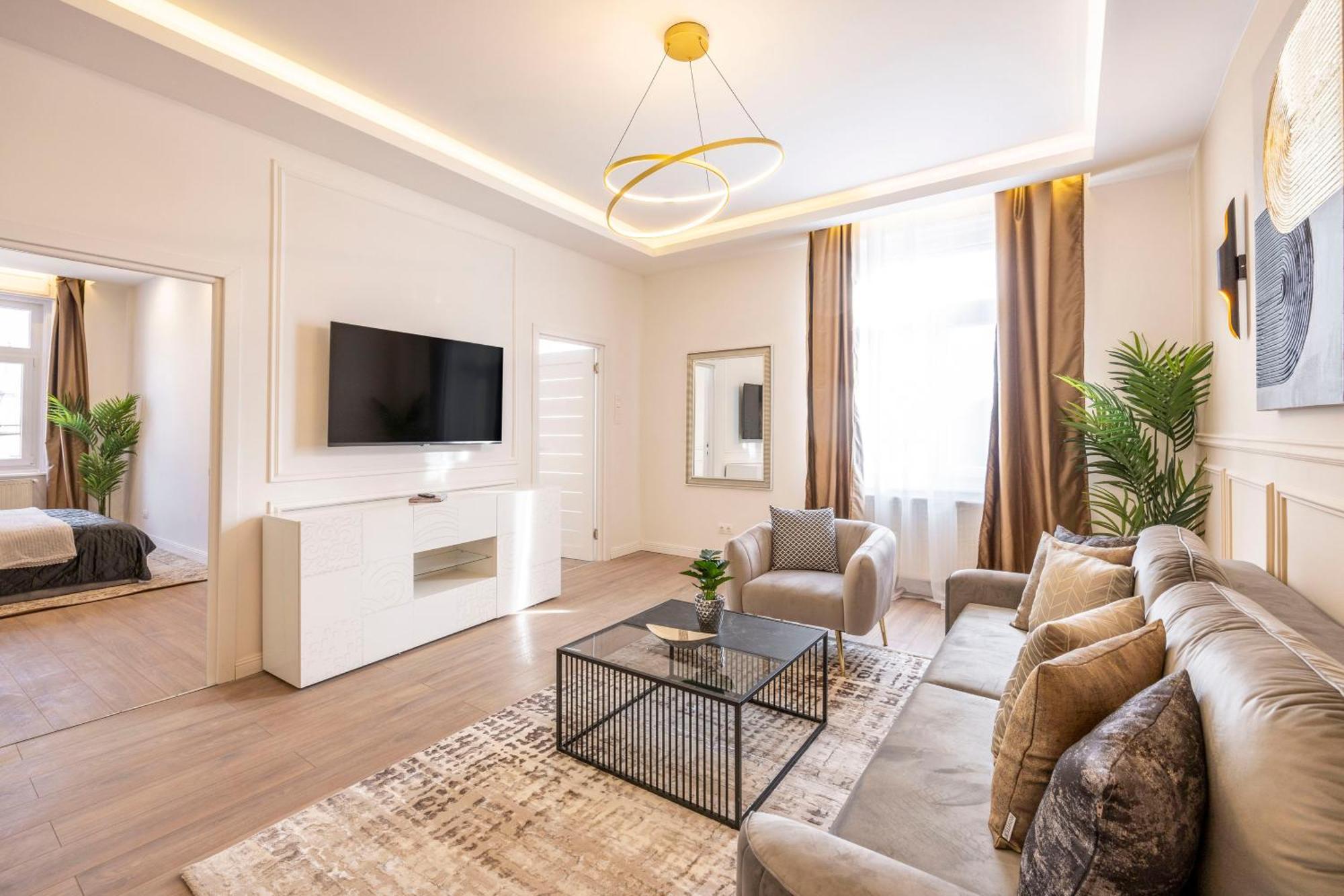 Luxury & Classy With 3bedrm, 2bathrm Apartment