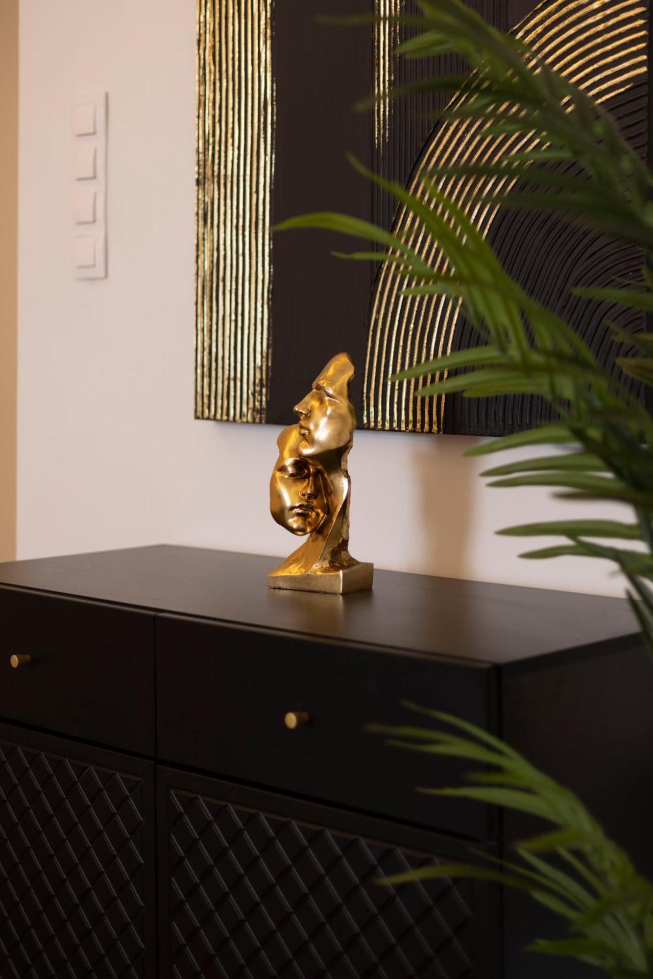 Luxury & Classy With 3bedrm, 2bathrm Apartment Budapest