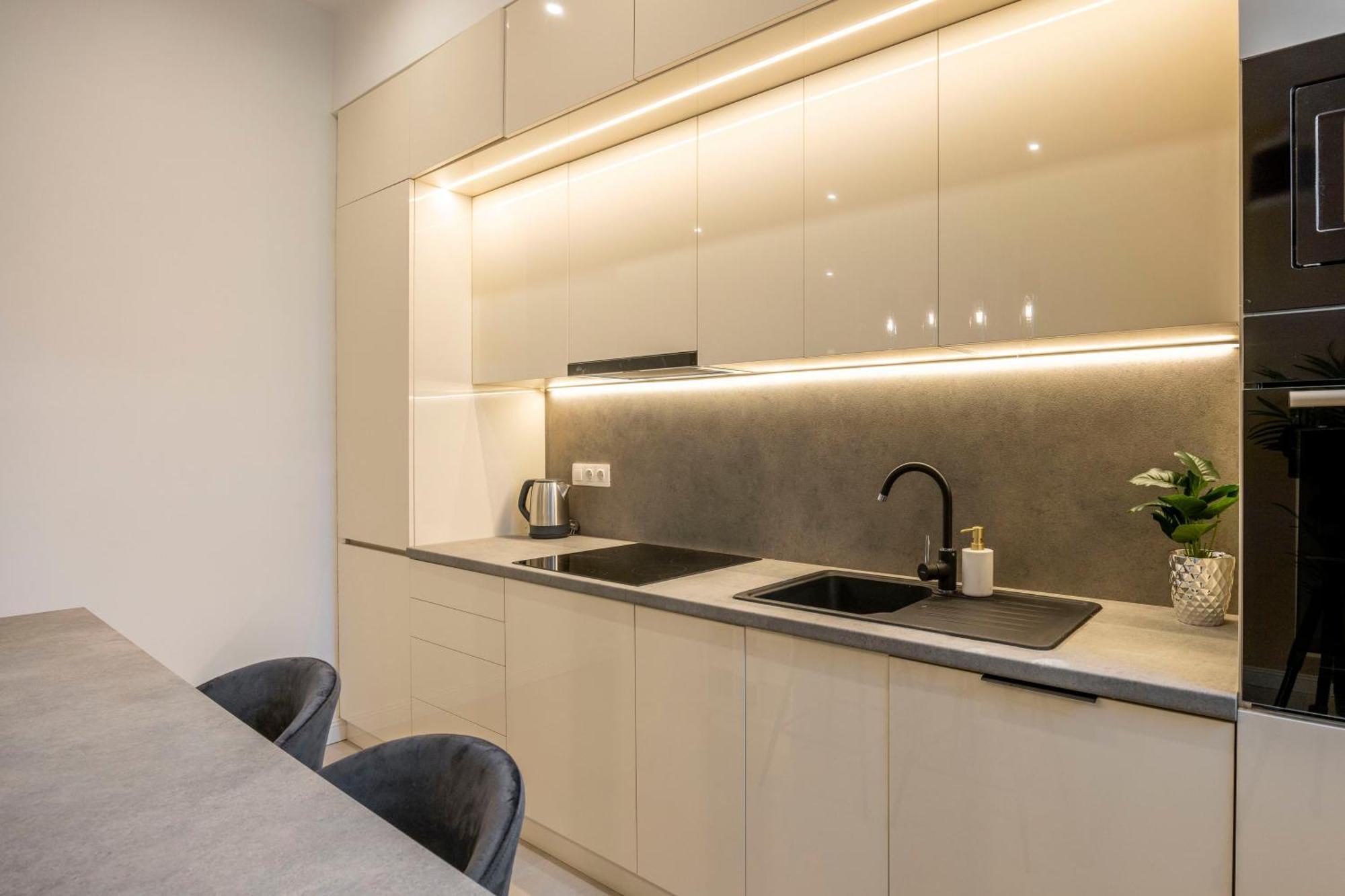 Apartment Luxury & Classy With 3bedrm, 2bathrm