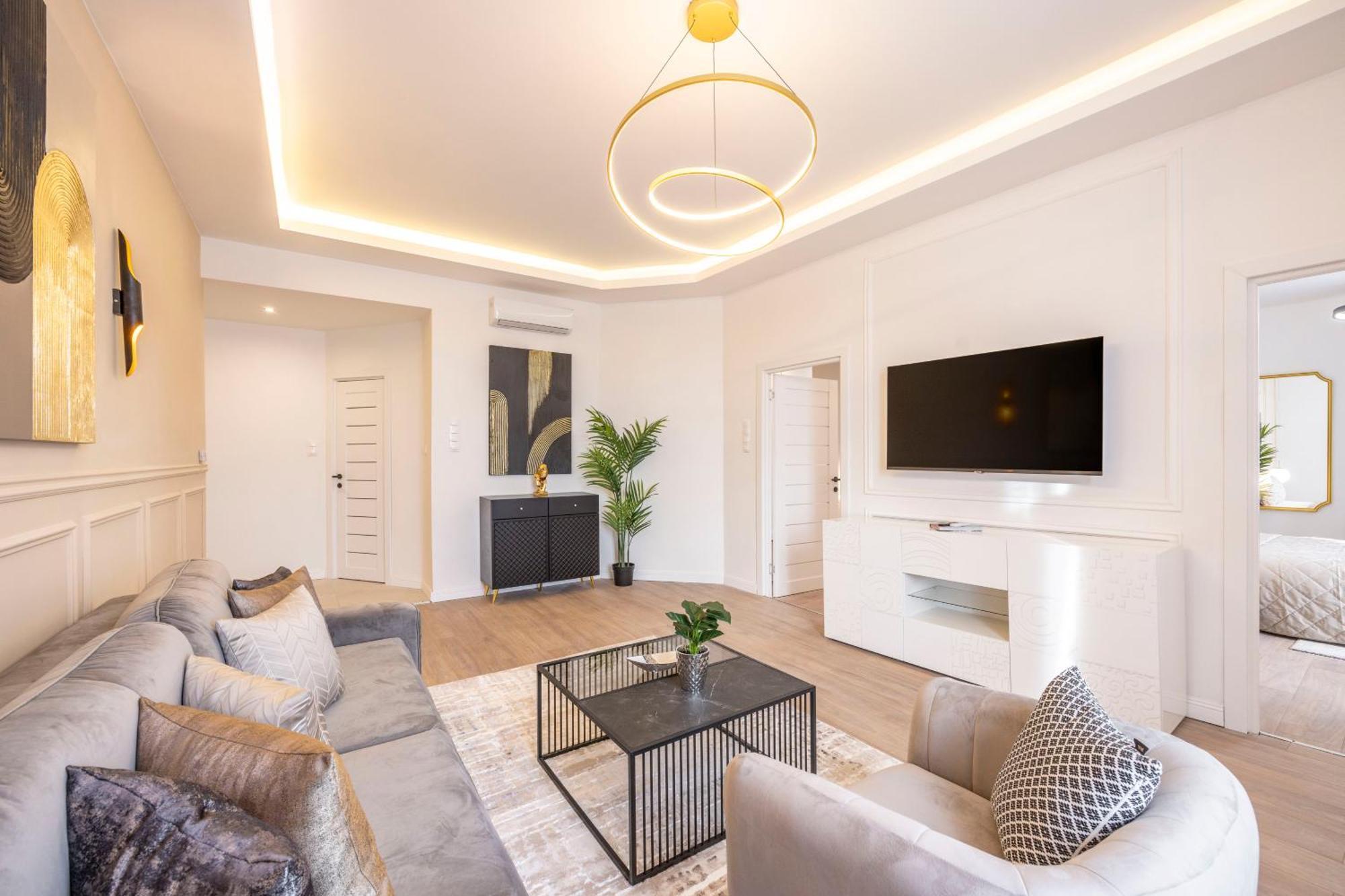 Luxury & Classy With 3bedrm, 2bathrm
